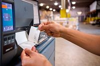 zebra_nazorna_ukazka_provedeni_rubu_RFID_papirove_etikety